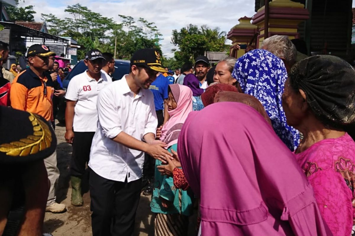 Wakil Gubernur Jawa Timur Emil Elestianto Dardak meninjau langsung lokasi terdampak banjir,dan menyempatkan menyapa warga, Minggu (10/3/2019).