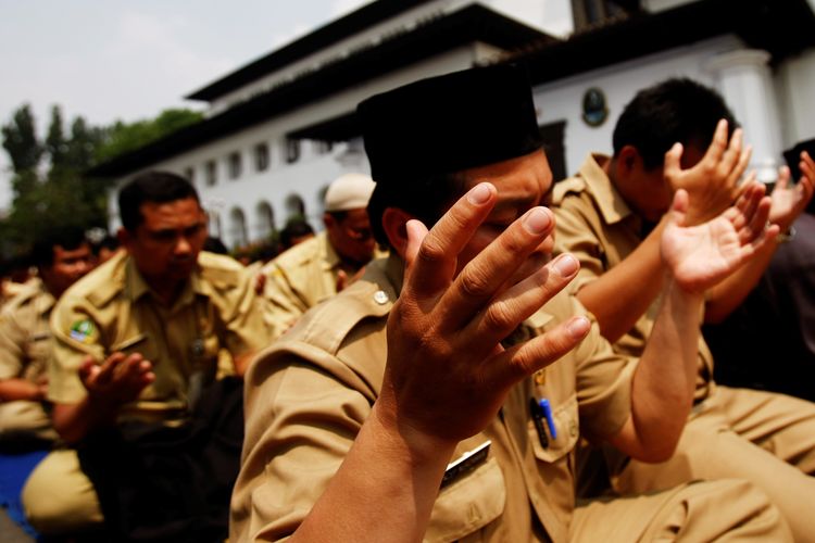 ILUSTRASI-Pegawai negeri sipil (PNS) di lingkungan kantor Pemerintah Provinsi Jawa Barat menggelar shalat Istisqa untuk meminta hujan di halaman Gedung Sate, Bandung, Jawa Barat, Selasa (18/9). Kemarau panjang di Jawa Barat membuat sebagian wilayah kekurangan air dan sekitar 2.400 hektar lahan sawah mengalami puso.