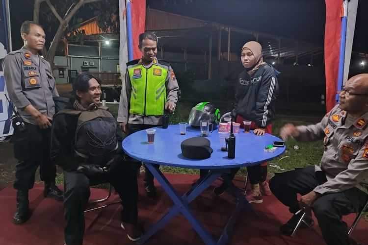 Arif Romadon tidak menyadari bahwa istrinya tertinggal di Brebes, Jawa Tengah pada Mibgu (16/4/2023) ketika melakukan perjalanan mudik dari jakarta menuju Kediri.