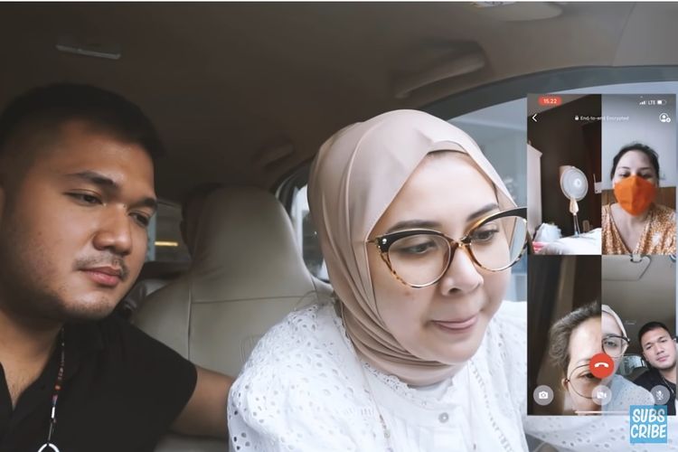 Pasangan Adhi Permana dan Kesha Ratuliu melakukan group video call dengan keluarga untuk mengabarkan kehamilan.