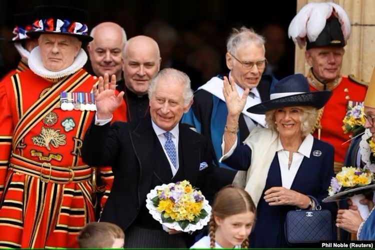 Raja Inggris Charles dan Camilla, Permaisuri, melambai saat mereka menghadiri Kebaktian Kamis Putih di York Minster, di York, Inggris, 6 April 2023.