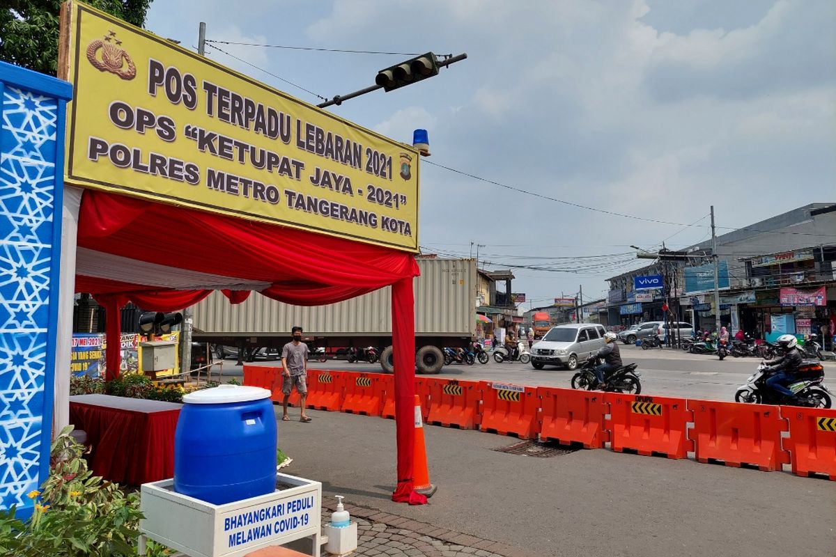 Posko penyekatan yang berada di Jalan Gatot Subroto, Jatiuwung, Kota Tangerang. Di posko tersebut, kepolisian bakal menegakkan protokol kesehatan, memeriksa surat izin keluar masuk (SIKM), dan memutarbalikkan kendaraan pemudik yang nekat mudik.