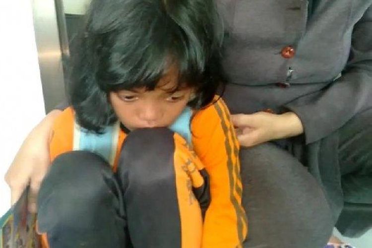 Emmy Jawiananta Framezti (10) warga Dukuh Jetis, Desa Karakan, Kecamatan Weru, Kabupaten Sukoharjo yang tersesat karena gowes sendirian di Kota Solo, Selasa (23/6/2020). 