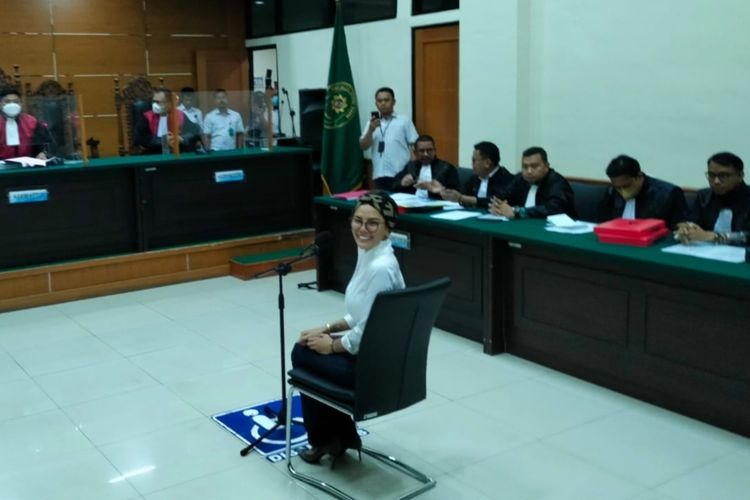 Nikita Mirzani Didakwa Pasal Berlapis Pencemaran Nama Baik dan UU ITE