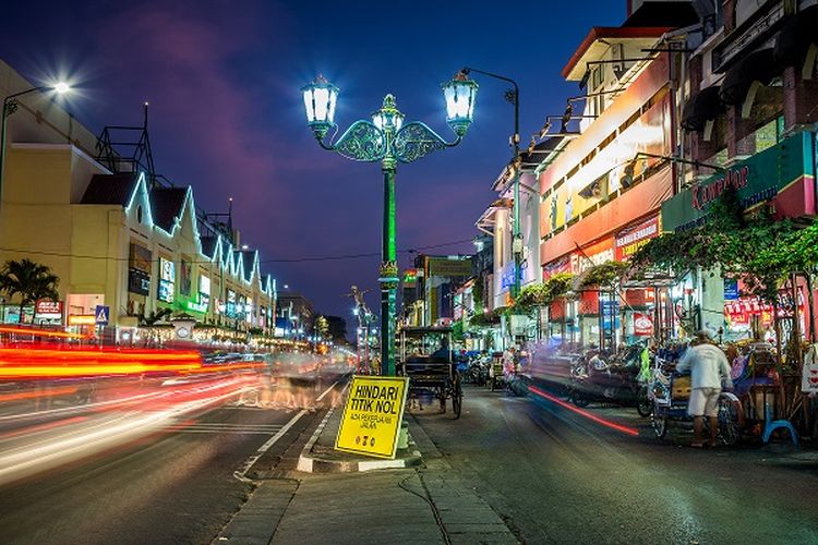 Jalan Malioboro wajib dimasukkan ke dalam daftar wisata dekat Stasiun Tugu Yogyakarta, terutama jika kamu pertama kali mengunjungi Yogyakarta.