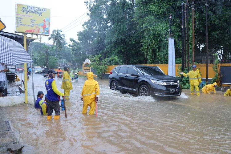 Lokasi ruas jalan di Palembang terendam banjir setelah diguyur hujan deras selama empat jam, Senin (20/11/2023).