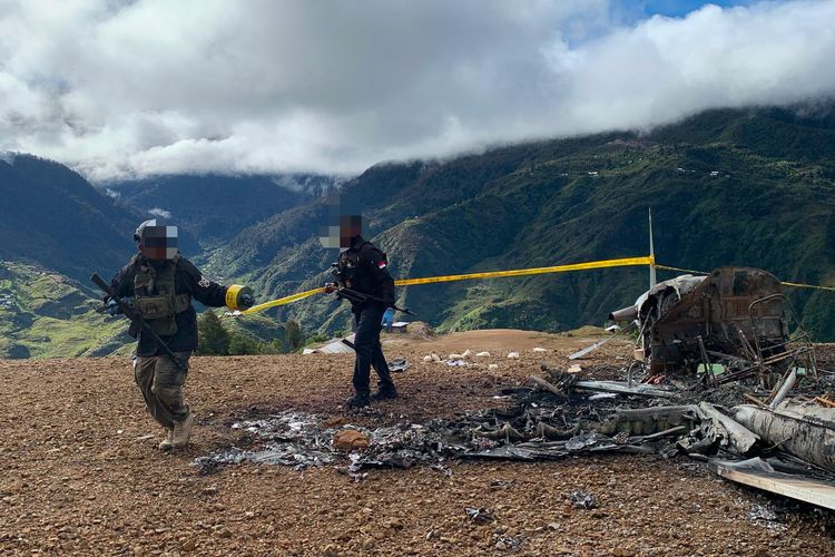 TNI Evakuasi Puing Pesawat AMA yang Dibakar di Yahukimo, Jalur Penerbangan Dipulihkan