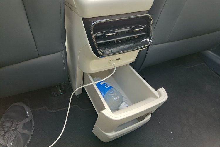 Tempat penyimpanan rahasia Geely EX5