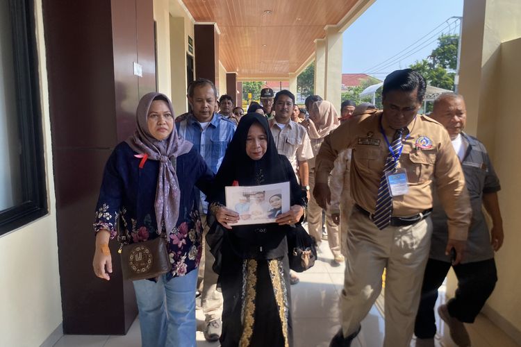 Keluarga Bawa Foto 5 Korban ke Sidang Vonis Pembunuhan Sekeluarga di Indramayu