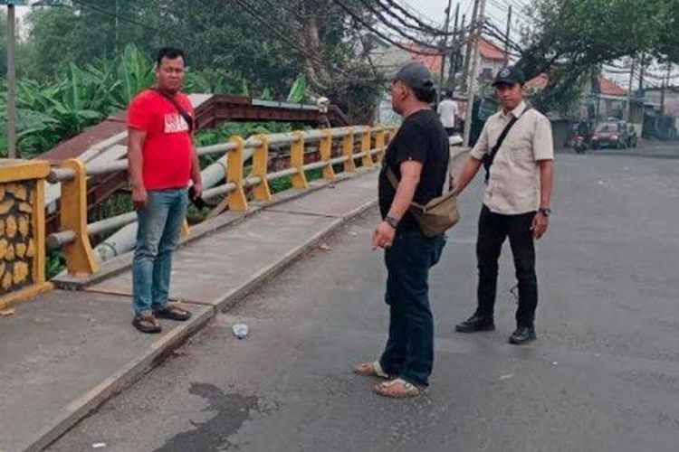 Petugas saat mendatangi lokasi perampokan bersenjata api di Jalan Raya Krikilan, Kecamatan Driyorejo, Kabupaten Gresik, Jawa Timur, Senin (14/4/2025) lalu. Kini, polisi sudah mengantongi identitas sindikat perampok tersebut. 