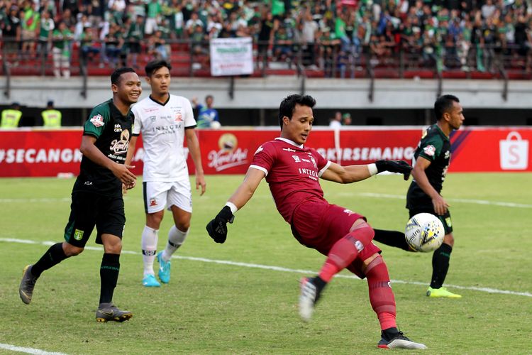 Penjaga gawang Madura United, M Ridho menendang bola pada Pekan 13 Liga 1 2019 saat melawan Persebaya Surabaya yang berakhir dengen skor 2-2 di Stadion Gelora Bung Tomo Surabaya, Jawa Timur, Sabtu (10/08/2019) sore.