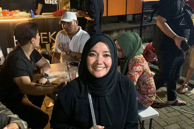 Penyanyi Sulis saat ditemui di outlet Bebek Manjah, Cikini, Jakarta Pusat, Sabtu (11/6/2022).