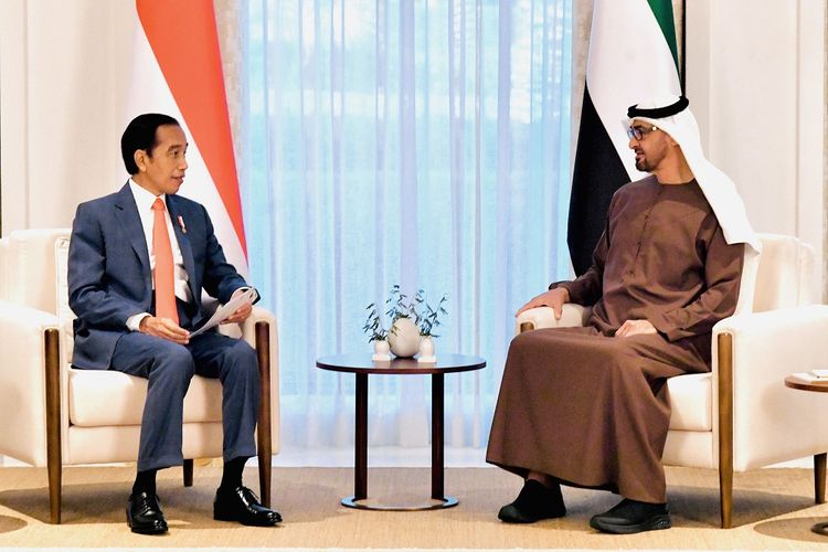 Presiden Joko Widodo (kiri) berbincang dengan Putra Mahkota Abu Dhabi dan Wakil Panglima Tertinggi Angkatan Bersenjata PEA Sheikh Mohamed bin Zayed Al Nahyan saat tiba di Istana Al-Shatie, Abu Dhabi, Uni Emirat Arab, Rabu (3/11/2021). ANTARA FOTO/Setpres-Laily R/foc.