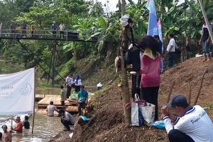 Warga Kampung Ciganjeng, Kecamatan Padaherang, Kabupaten Pangandaran, tengah bersiap-siap menyambut Menteri Kelautan dan Perikanan Susi Pudjiastuti yang akan melepas benih ikan endemik di Sungai Ciseel, Jumat (6/11/2015).