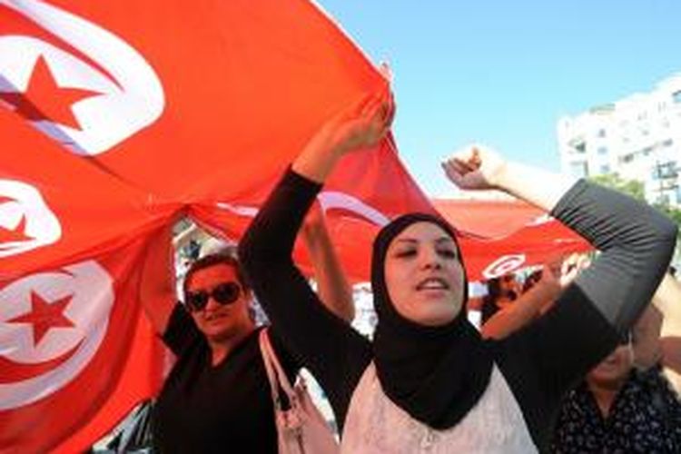 Warga Tunisia turun ke jalan sebagai solidaritas terhadap para polisi yang tewas dalam bentrok dengan kelompok militan.