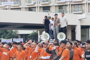 Jelang Ekasekusi Hotel Sultan, Kivlan Zen Berdiri di Atas Mobil Komando
