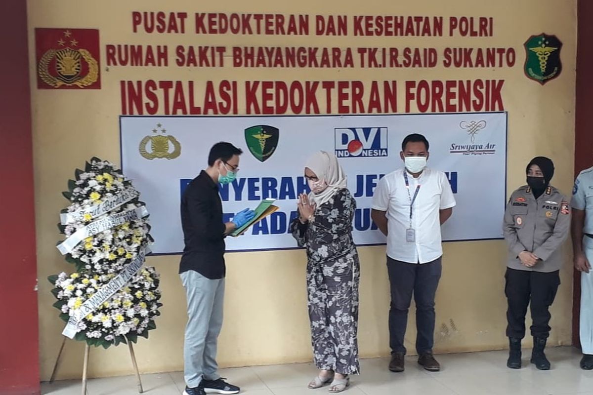 Tim Disaster Victim Identification (DVI) Polri menyerahkan jenazah korban pesawat Sriwijaya Air SJ 182, Asy Habul Yamin, kepada pihak keluarga pada sore ini, Kamis (14/1/2021).
