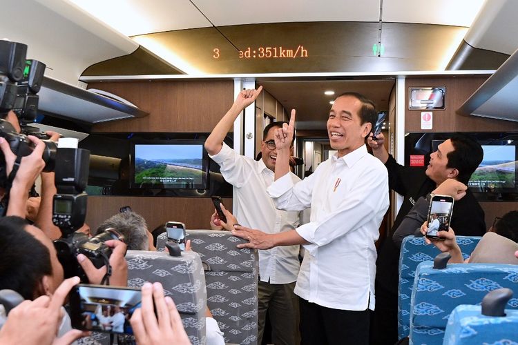 Presiden Joko Widodo tersenyum ketika kecepatan Kereta Cepat Jakarta Bandung mencapai 351 kilometer per jam saat perjalanan dari Padalarang ke Jakarta pada Rabu (13/9/2023).