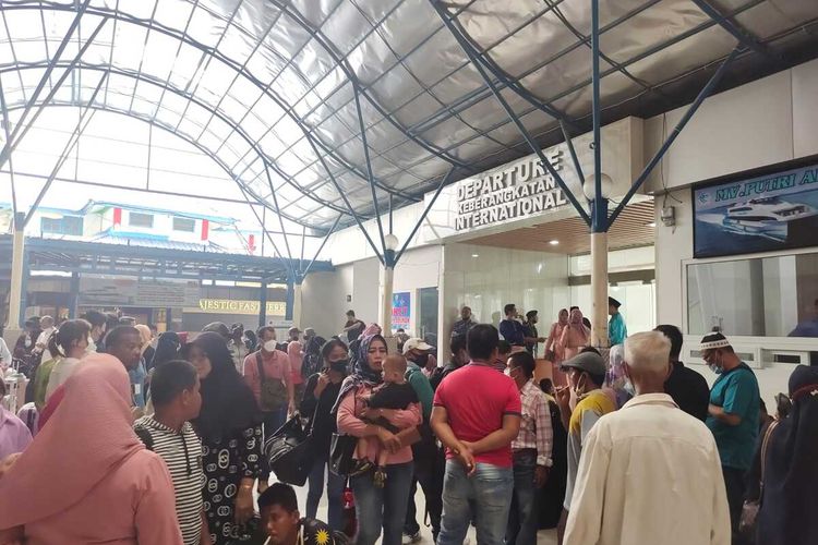 Sejumlah calon penumpang tujuan Puteri Harbour Johor Malaysia bahkan ada yang tidak kebagian tiket untuk berangkat ke negeri jiran tersebut.