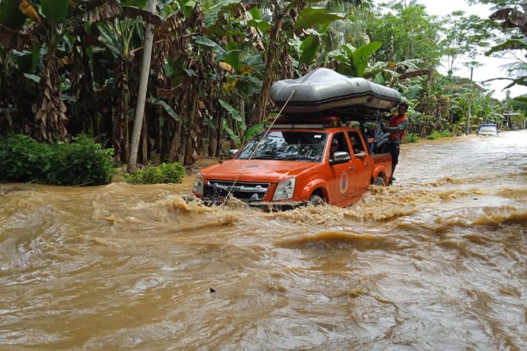 Genangan air terjadi di kawasan Desa Sitiarjo, Kecamatan Sumbermanjing Wetan, Kabupaten Malang, Minggu (11/9/2022).