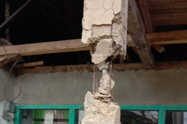 Warga Kampung Gunung Putri, Desa Sukatani, Kecamatan Pacet, Kabupaten Cianjur, Jawa Barat mengalami goncangan yang cukup hebat akibat gempa bumi yang melanda Cianjur dan sekitarnya, pada Senin (21/11/2022) siang.