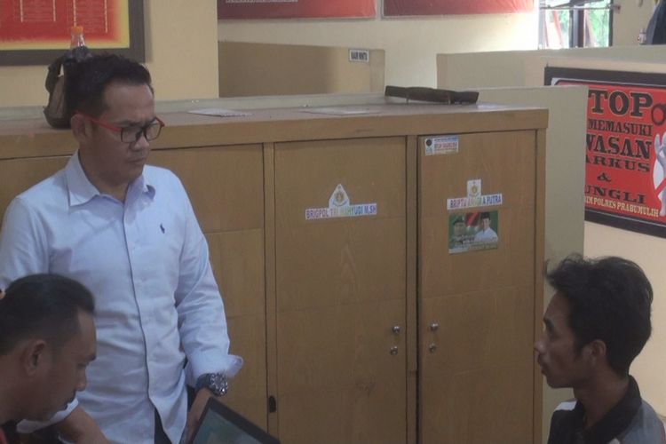 Angga Saputra begal motor di Kota Prabumulih menjalani pemeriksaan setelah ditangkap karena merampok sepeda motor milik Renaldi yang baru berusia 14 tahun