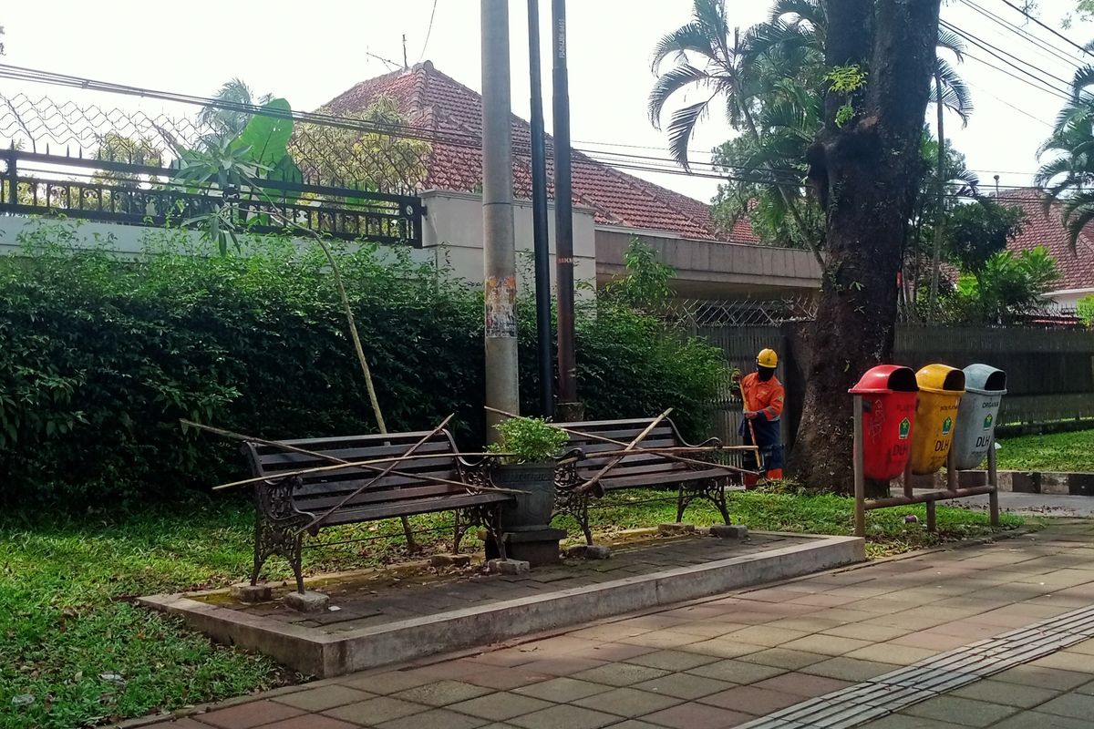 Seluruh bangku yang terletak di pedestrian Jalan Besar Ijen terlihat ditutupi menggunakan kayu menyilang.