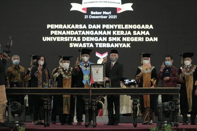 Universitas Negeri Surabaya (Unesa) bersama Dinas Pendidikan Jawa Timur menandatangani nota kesepahaman dan perjanjian kerja sama dengan 837 SMK negeri dan swasta di Jawa Timur dan tercatat sebagai rekor MURI dengan jumlah kerja sama terbanyak sekaligus, Selasa (21/12/2021).