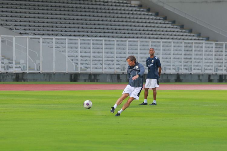 Pelatih timnas Indonesia Patrick Kluivert (kanan) melihat Alex Pastoor menendang bola saat sesi latihan jelang pertandingan Kualifikasi Piala Dunia 2026 di Stadion Madya, Gelora Bung Karno, Senayan, Minggu (22/3/2025). Indonesia akan menghadapi Bahrain dalam laga putaran ketiga Kualifikasi Piala Dunia 2026, di Stadion Utama Gelora Bung Karno, pada Selasa (25/3/2025).