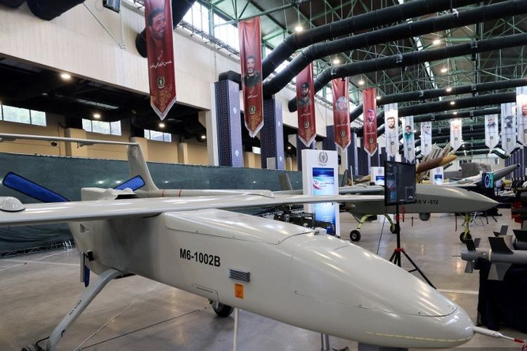Drone Mohajer-6 yang dipamerkan dalam eksebisi pencapaian industri Kementerian Pertahanan Iran pada 23 Agustus 2023 di Teheran. Drone terbaru buatan Iran ini dapat terbang lebih tinggi dan lebih lama serta dilengkapi persenjataan lebih canggih.