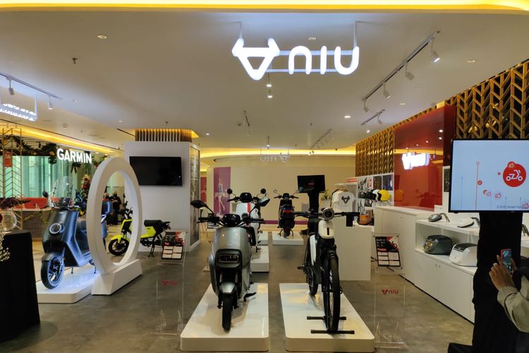 Premium store motor listrik NIU di Grand Indonesia