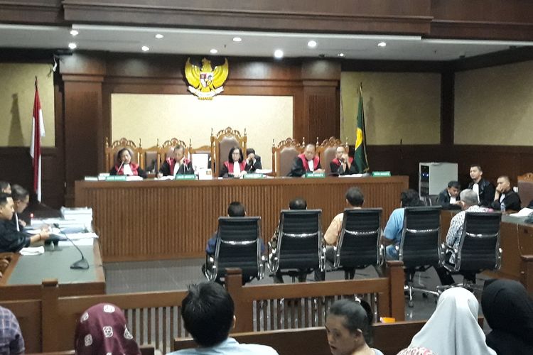 Lima terdakwa dalam kasus suap hakim di PN Jakarta Selatan menjalani sidang tuntutan di Pengadilan Tipikor Jakarta, Kamis (13/6/2019).