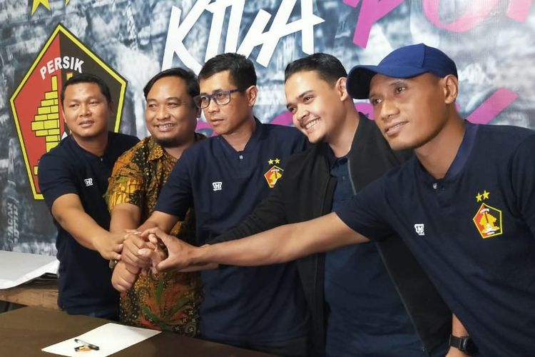 Saat perkenalan staf Persik Kediri, Johan Prasetyo asisten pelatih fisik, Beni Kurniawan manager, Joko Susilo pelatih kepala, Abdul Hakim CEO dan Wahyudi pelatih kiper (kiri-kanan) di Mess Kediri, Jawa Timur, Sabtu (04/01/2019) siang.