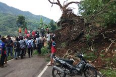 Longsor Tutup Jalan Maumere ke Ende, Antrean Kendaraan Capai 2 Km