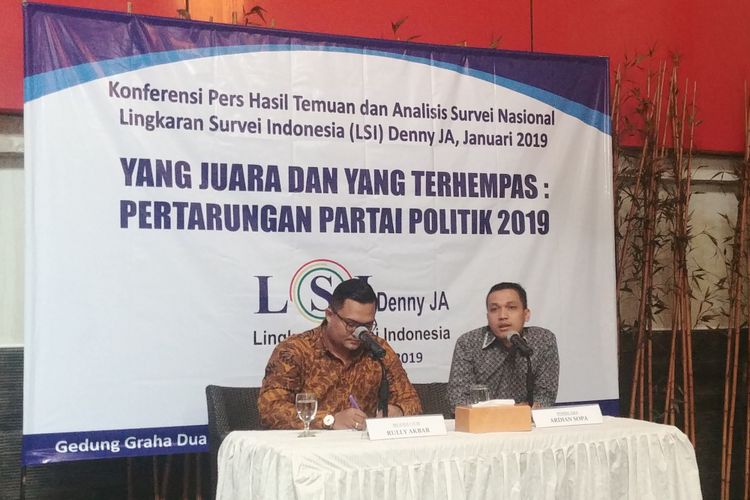 Peneliti LSI Ardian Sopa saat merilis hasil surveinya di Kantor LSI, Jakarta, Selasa (8/1/2019). 