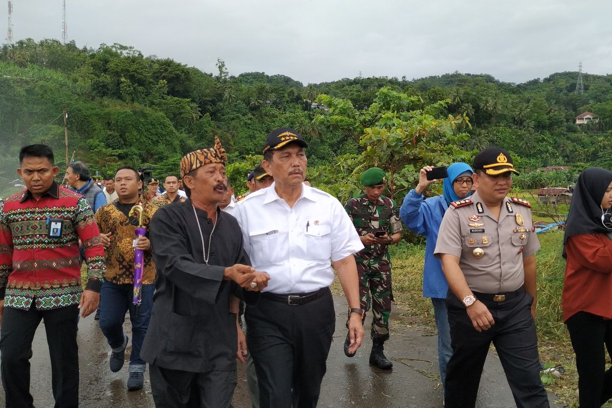 Menko Bidang Kemaritiman Luhut Binsar Panjaitan saat meninjau dermaga di Desa Cikahuripan, Kecamatan Cisolok, Sukabumi, Jawa Barat, Selasa (19/3/2019)