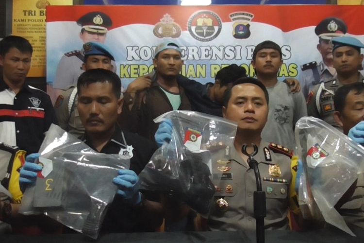 AKBP Deni Kurniawan Kepala Kepolisian Resor Nias berhasil ungkap Pembunuhan Jimmy Harefa (16), Anak Kedua dari Otorius Harefa Mantan Ketua KPU Kabupaten Nias Utara, yang dalam rumahnya tepatnya di kamarnya, di Jalan Pelita Damai, Kelurahan Ilir, Kecamatan Gunungsitoli, Rabu (21/8/2019) malam, pada Rilis siang Selasa (27/8/2019) di Mapolres Nias .