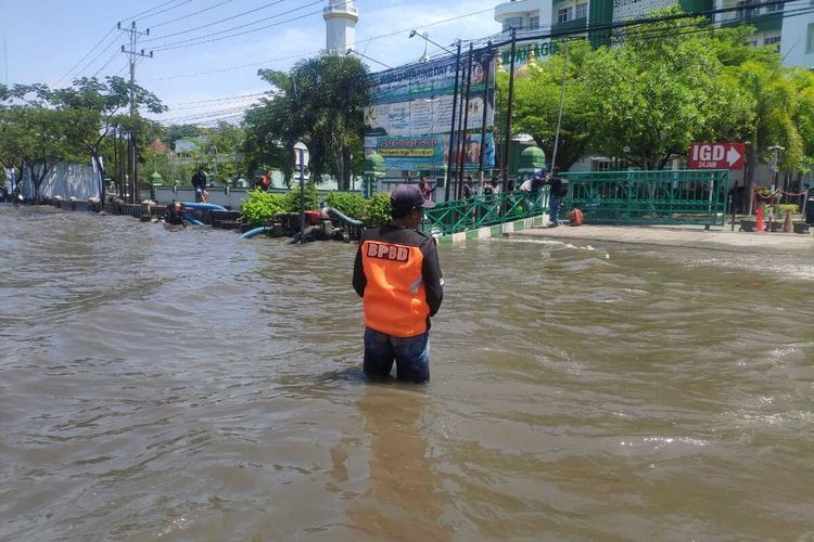 Jalan Pantura Kaligawe Semarang, Jawa Tengah (Jateng) tergenang. Sabtu (6/4/2024).