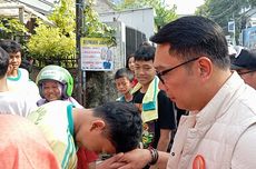 Ridwan Kamil Blusukan ke Pancoran Jaksel, Bagikan Cokelat dan Stiker