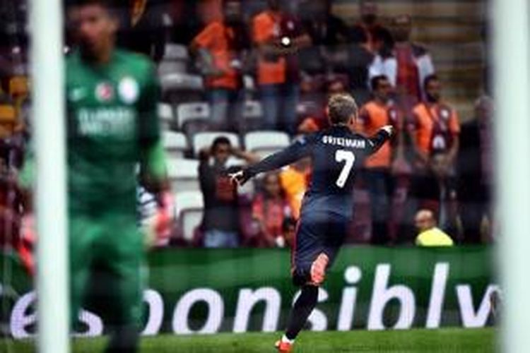 Antoine Griezmann merayakan keberhasilan mencetak gol ke gawang Galatasaray, Selasa (15/9/2015). 
