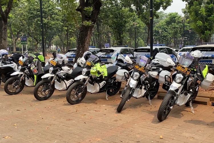 Puluhan motor listrik Zero DSR terparkir di area Parkir Timur Gelora Bung Karno (GBK), Senayan, Jakarta Selatan, pada Senin (14/10/2024).