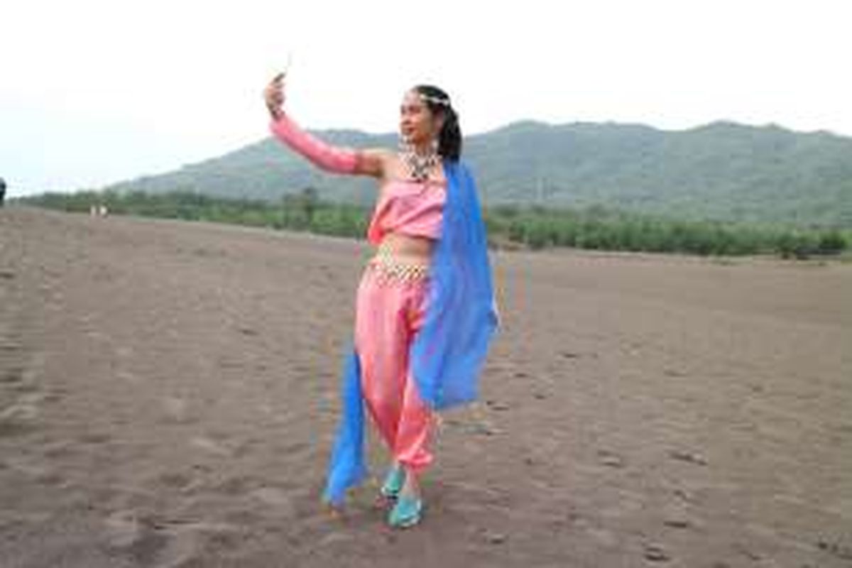 Peserta Take Me Anywhere (TMA) 2 mengenakan kostum Jasmine untuk acara selfie race di Gumuk Pasir Barcnan, Yogyakarta, Jumat (14/10/2016).