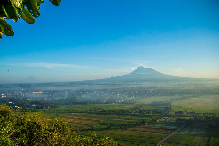 Gunung Merapi dan Gunung Sumbing dilihat dari Spot Riyadi.