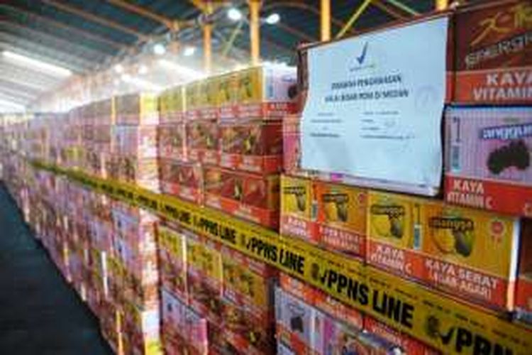 KOMPAS.com/ Mei Leandha - BBPOM sita ribuan minuman ringan ilegal produksi rumahan di Kabupaten Deli Serdang, Sumatera Utara, Jumat (19/8/2016)