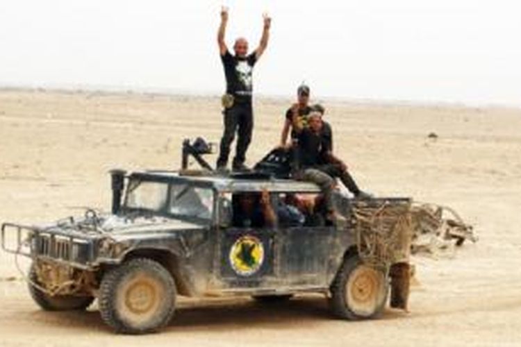 Pasukan Irak mengacungkan tanda kemenangan 