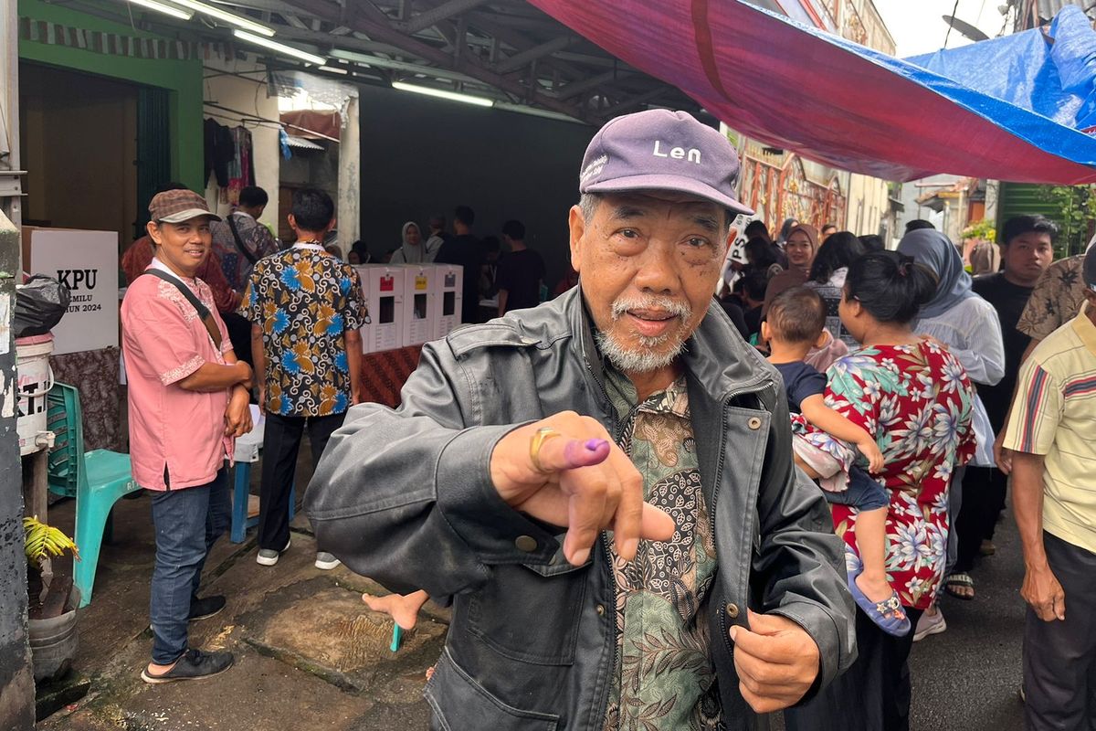 Seorang lansia tidak sengaja mencelupkan jarinya terlalu dalam ke tinta pemilu usai mencoblos di TPS wilayah Pasar Rebo, Jakarta Timur, Rabu (14/2/2024).