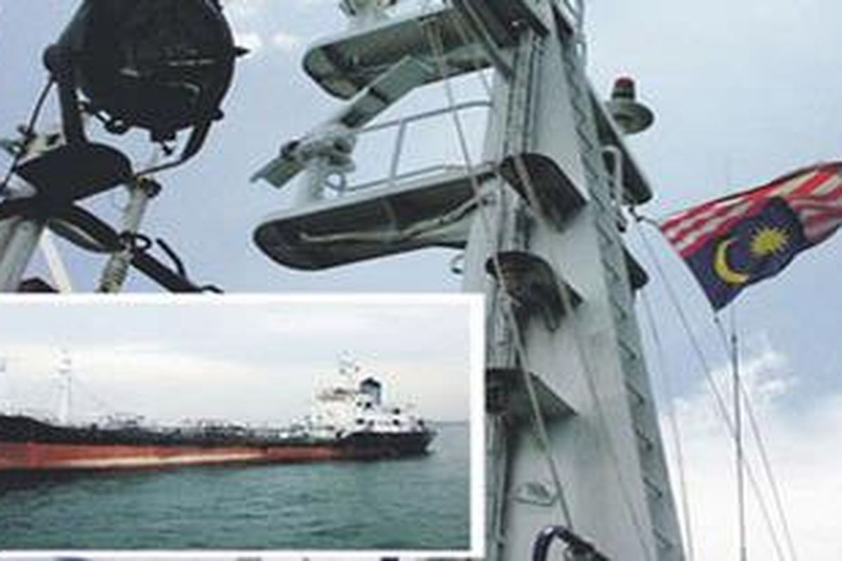 Kapal MT Yong An yang memasang bendara Malaysia secara terbalik.