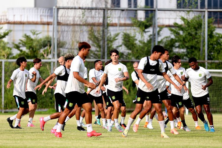 Pemain asing Persebaya Surabaya Bruno Moreira latihan bersama tim untuk persiapan mengarungi Super League 2025-2026 di Lapangan ABC Komplek Stadion Gelora Bung Tomo Surabaya, Jawa Timur, Selasa (6/1/2026) sore.