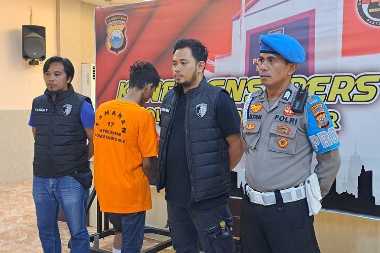 Pelaku Curanmor di Kota Makassar berinisial SS (21) dikawal anggota Jantaras dan Propam Polrestabes Makassar saat dihadirkan dalam konferensi pers di Aula Mapolrestabes, Selasa (9/1/2023)