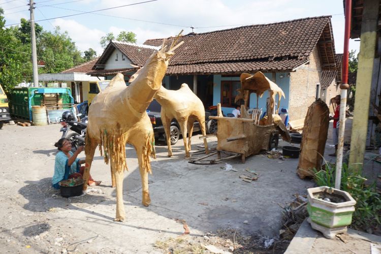 Seorang pekerja menyelesaikan Patung dari Bekas Bungkus Semen di Gading, Playen, Gunungkidul